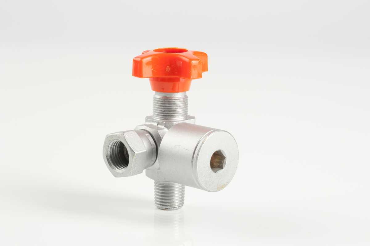 90° gauge isolators with lateral 1/2" port for inspection